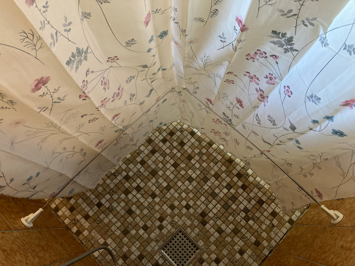 The Shower Curtain Stopper